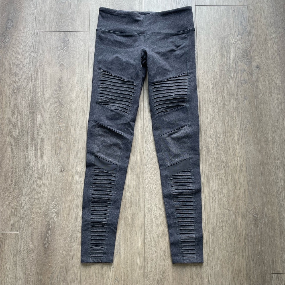 Alo Women’s Gray Pants in size small perfect condition